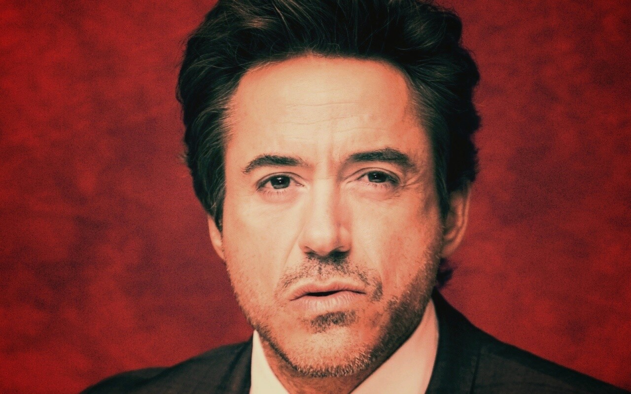 Роберт Дауни младший что-то подозревает обои