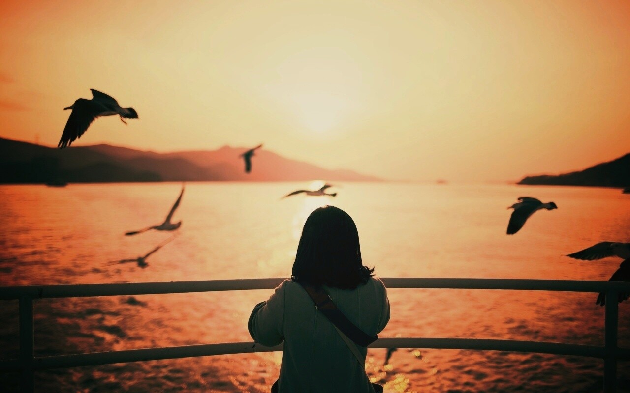 Девочка глядит на озеро обои