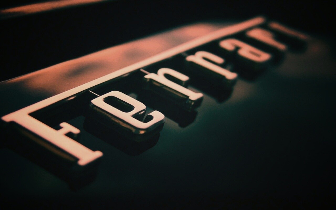 Хромированный логотип Ferrari обои