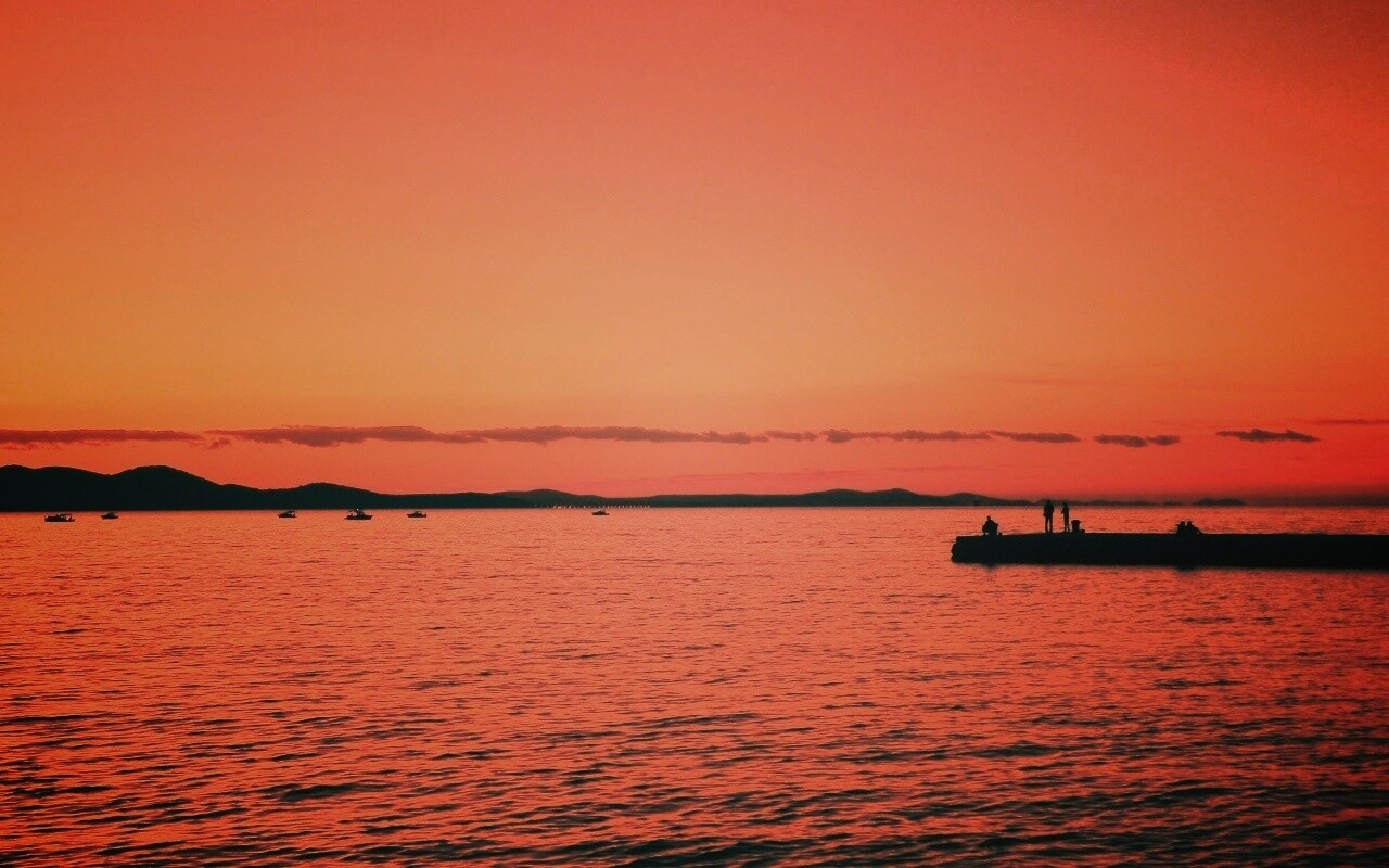 Одинокая пристань на озере обои