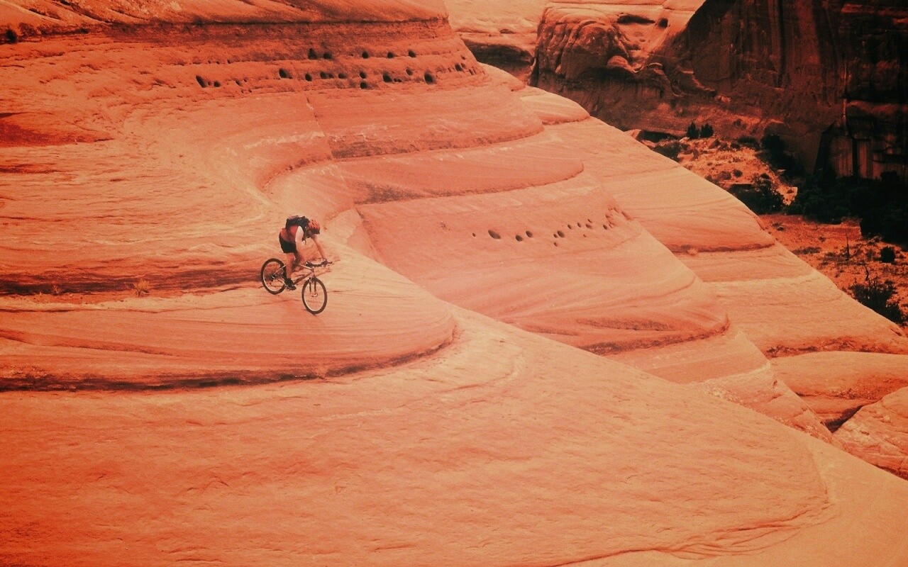 Опасный спуск на велосипеде обои