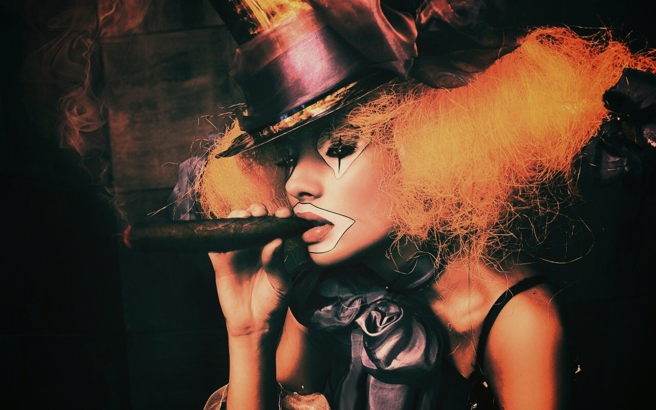 Девушка клоун курит сигару обои