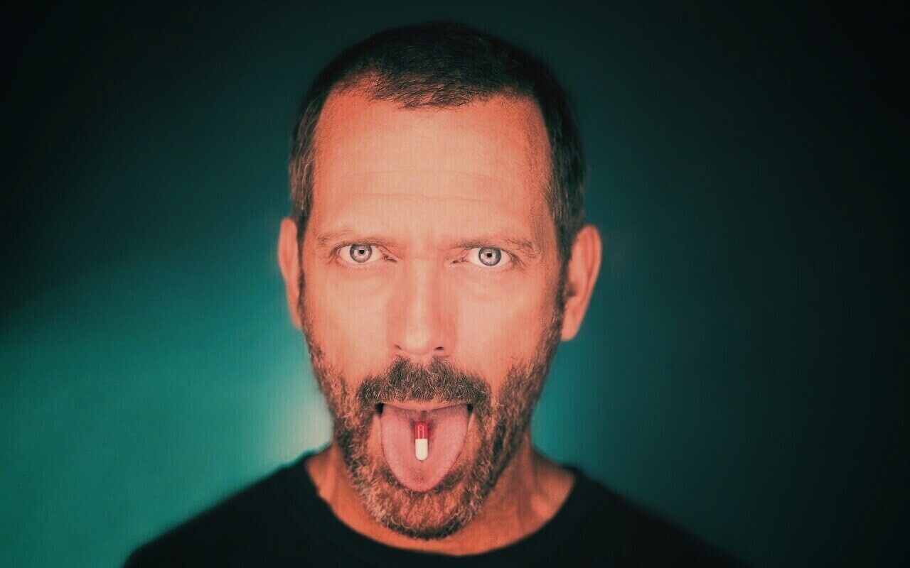 Доктор Хаус с таблеткой на языке обои