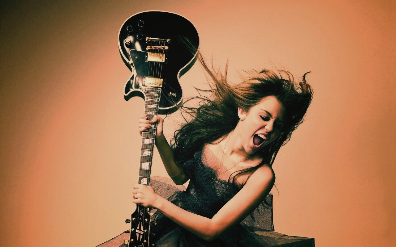 Miley Cyrus разбивает гитару обои