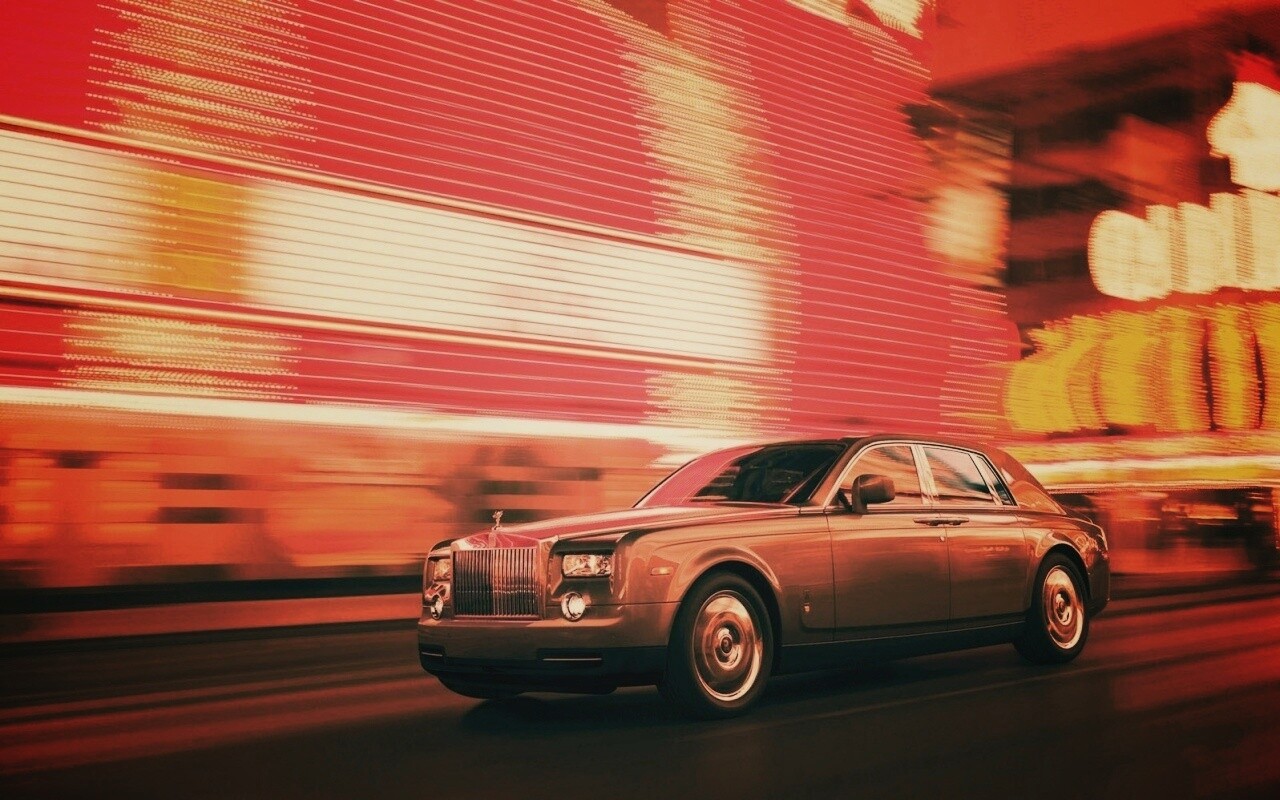 Rolls-Royce Phantom едет через город обои