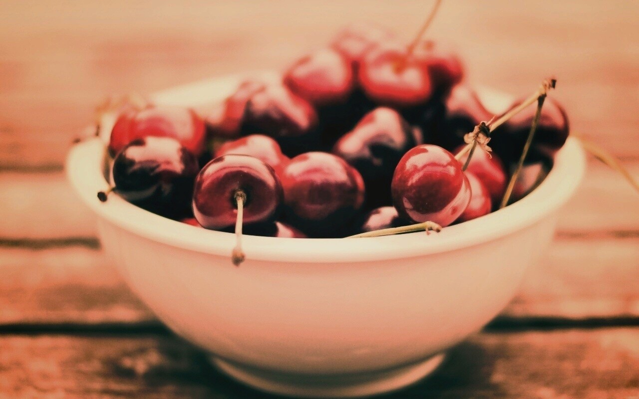 Миска спелой черешни обои