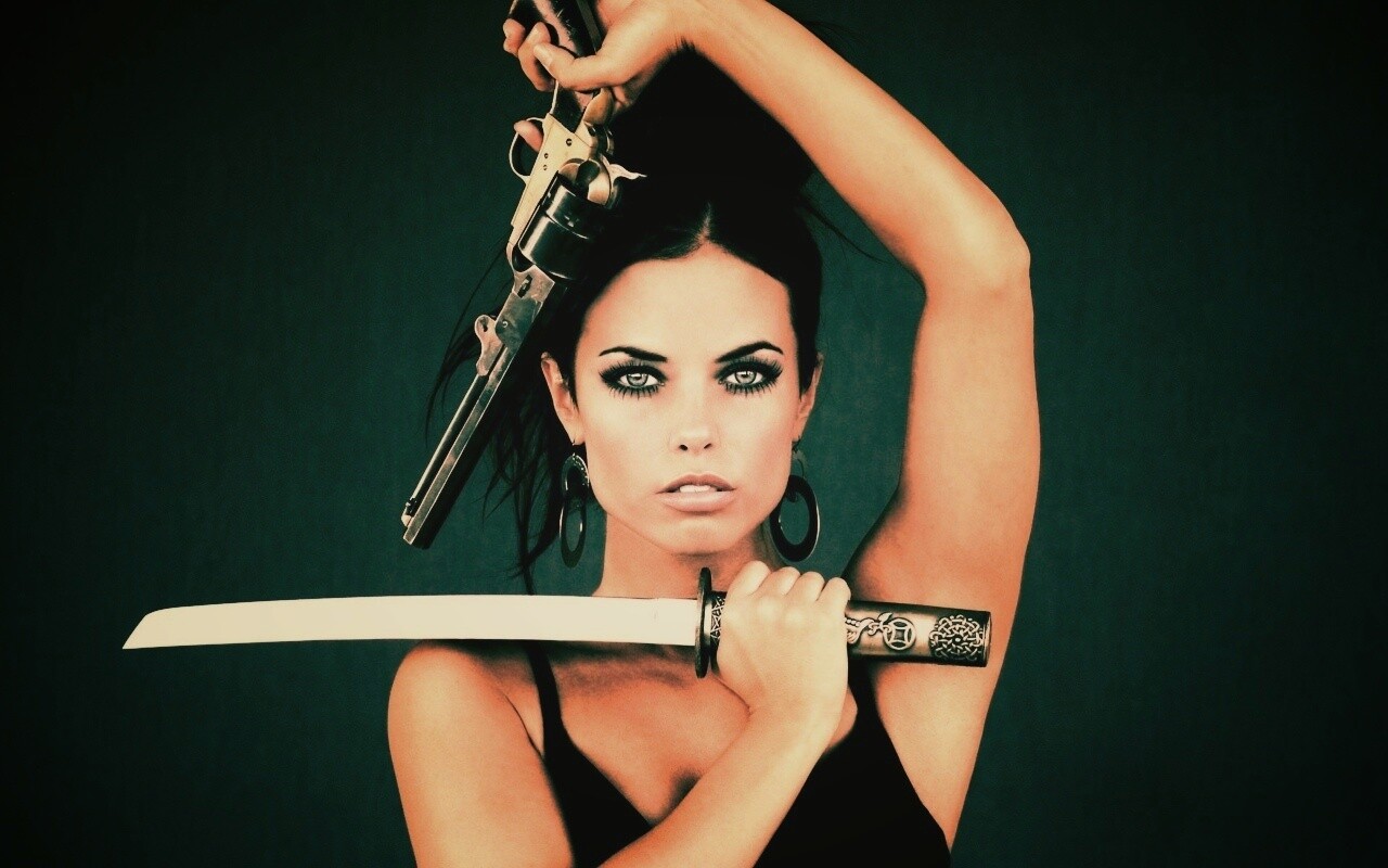 Девушка с мечом и пистолетом обои