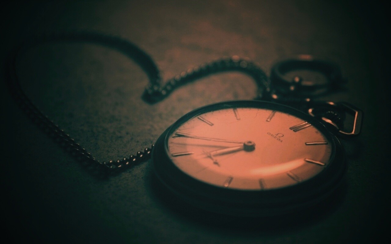 Часы на цепочке обои