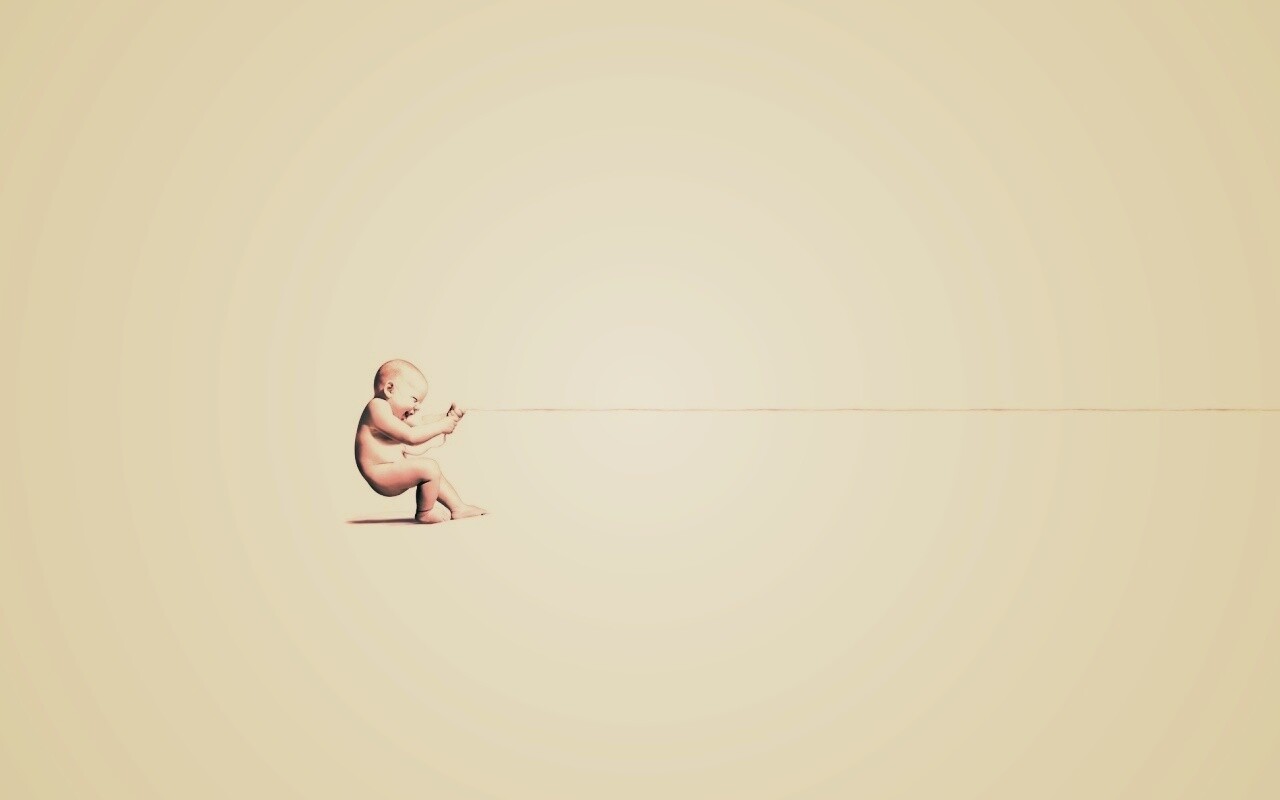 Младенец перетягивает пуповину обои