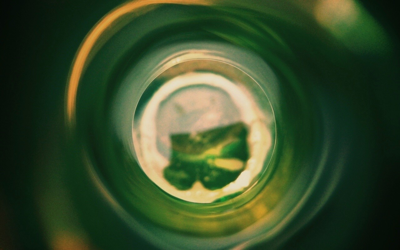 Зеленая бутылка обои