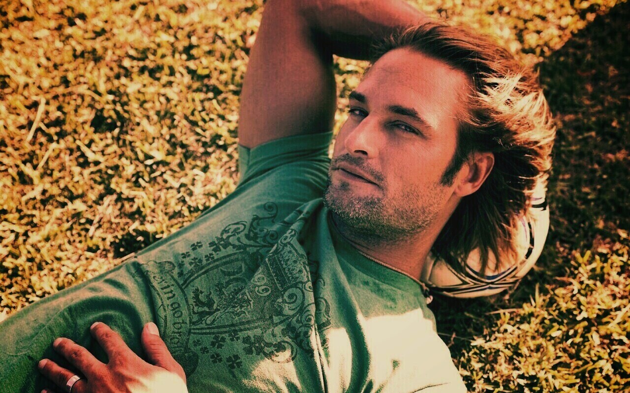 Джош Холлоуэй с мячом обои