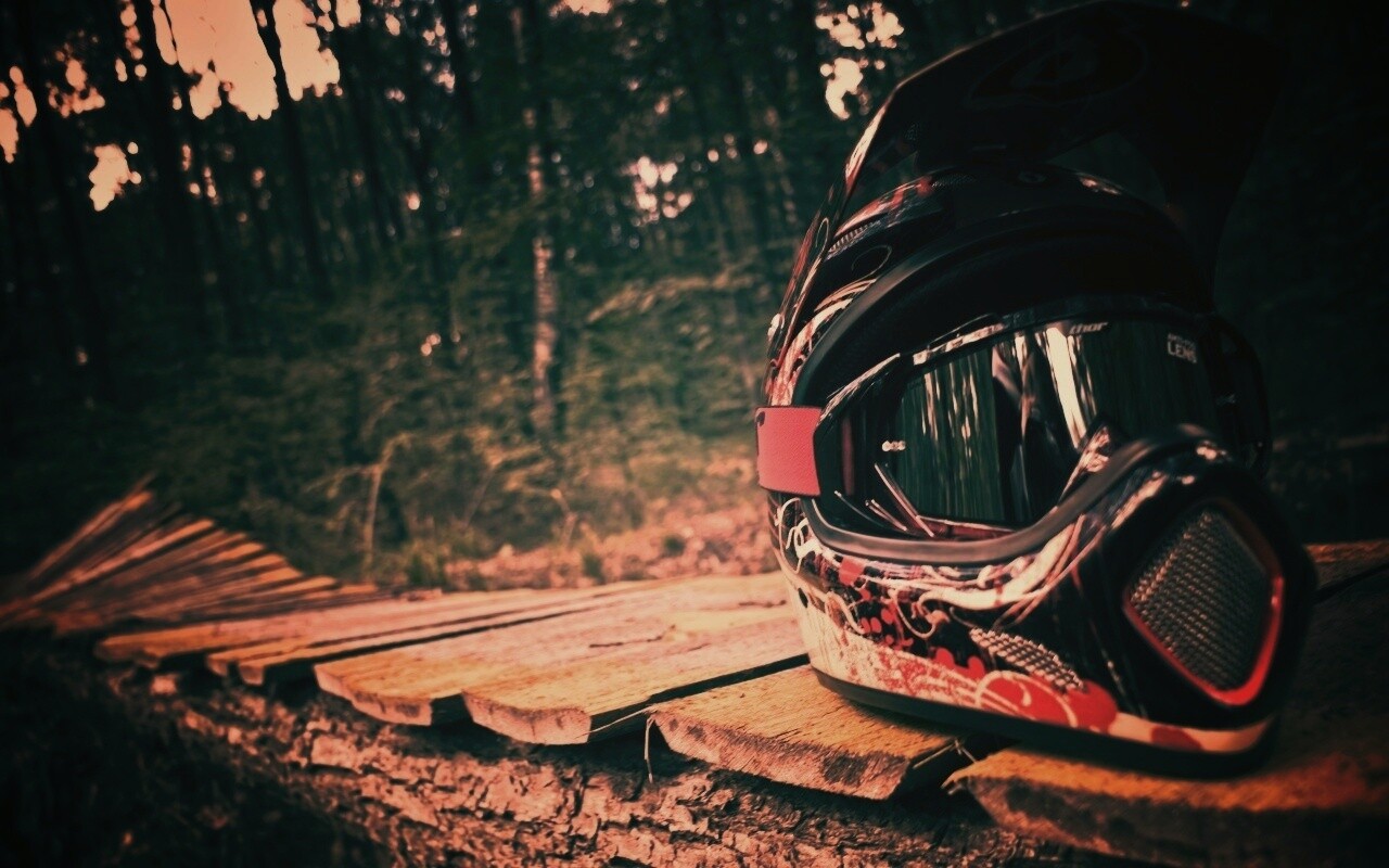 Шлем на лесной велотрассе обои