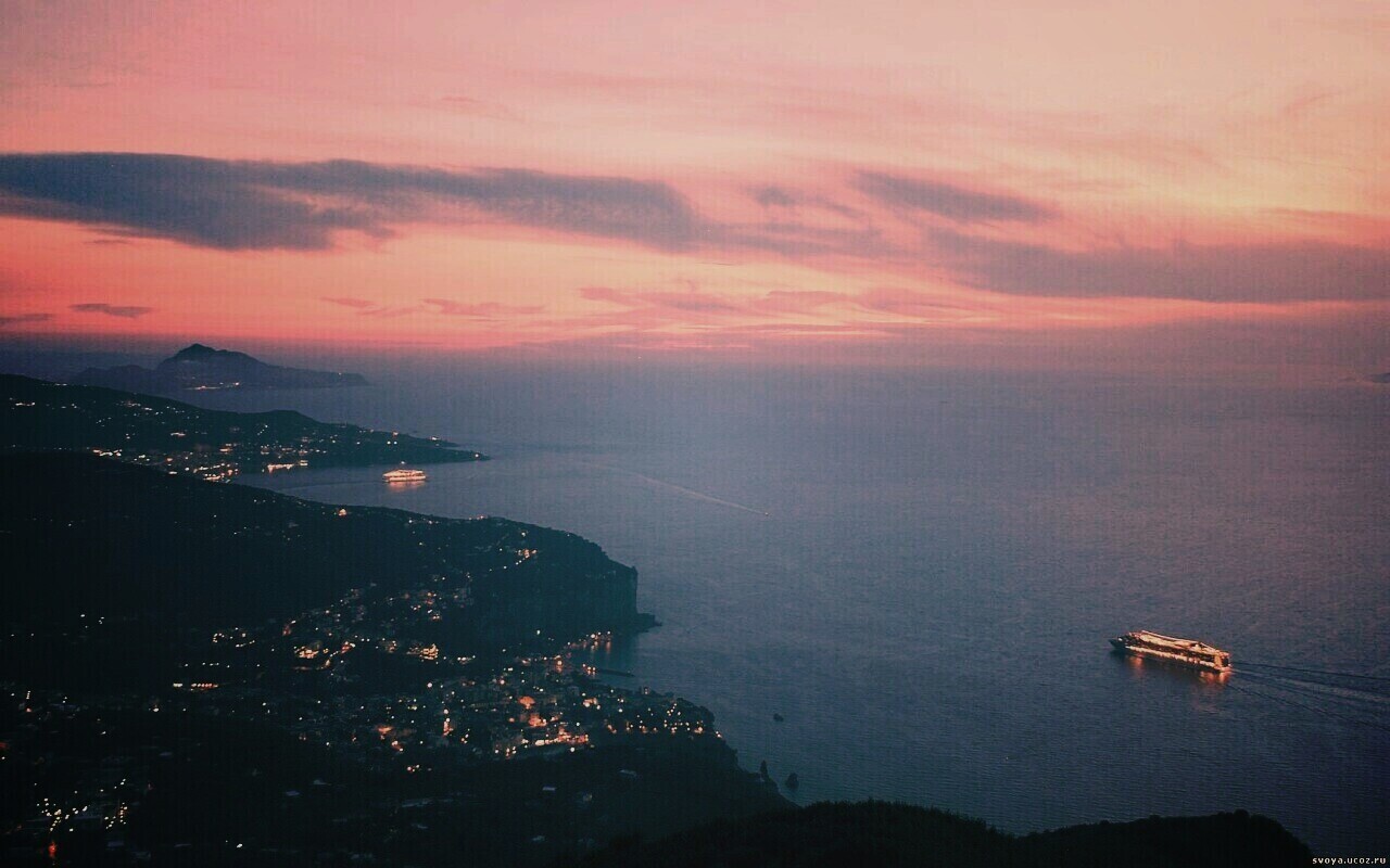 Городок у моря обои