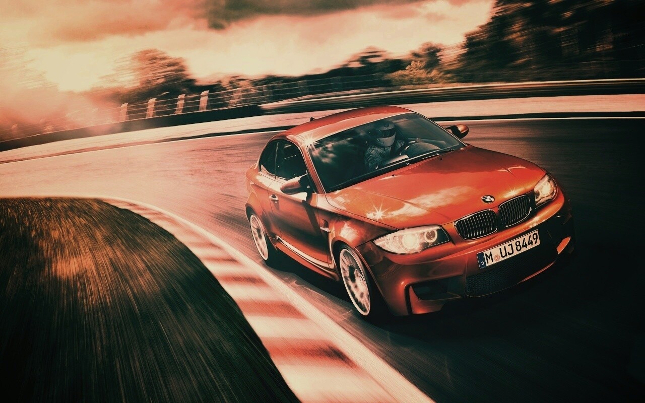 Гонщик за рулем BMW M1 обои