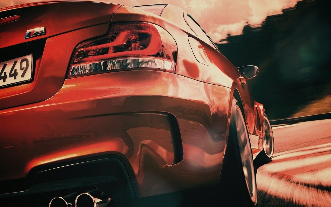 BMW входит в поворот на треке обои