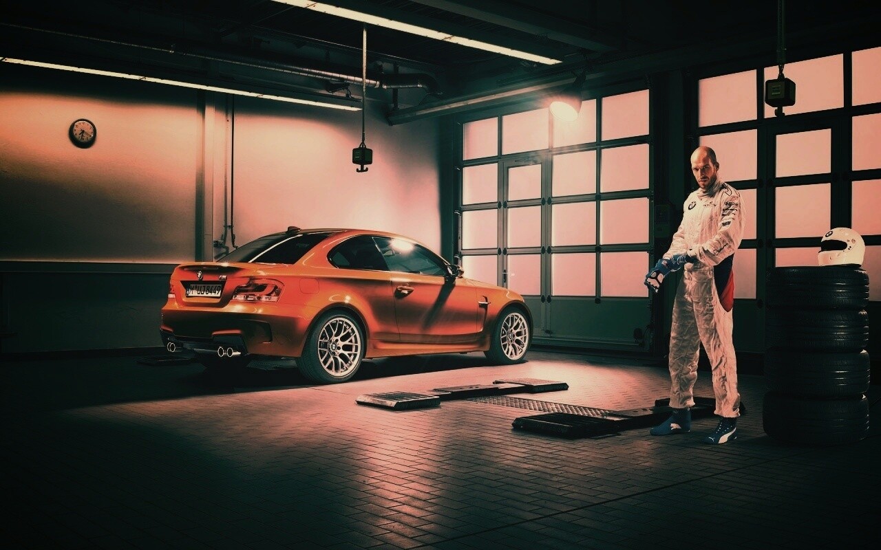 Гонщик и BMW M1 в гараже обои