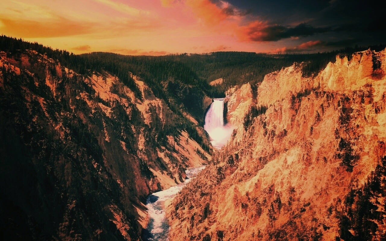 Водопад в скалистой местности обои