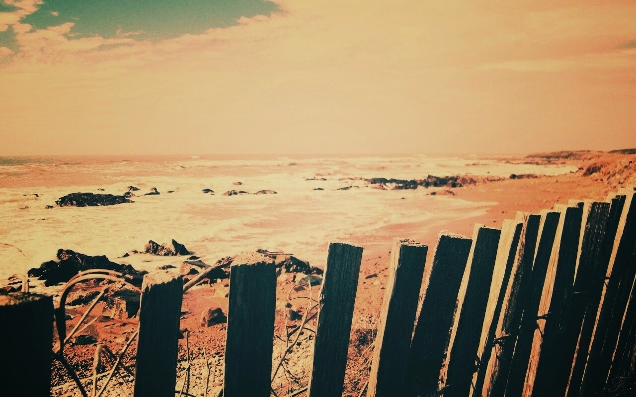 Закрытый пляж за забором обои