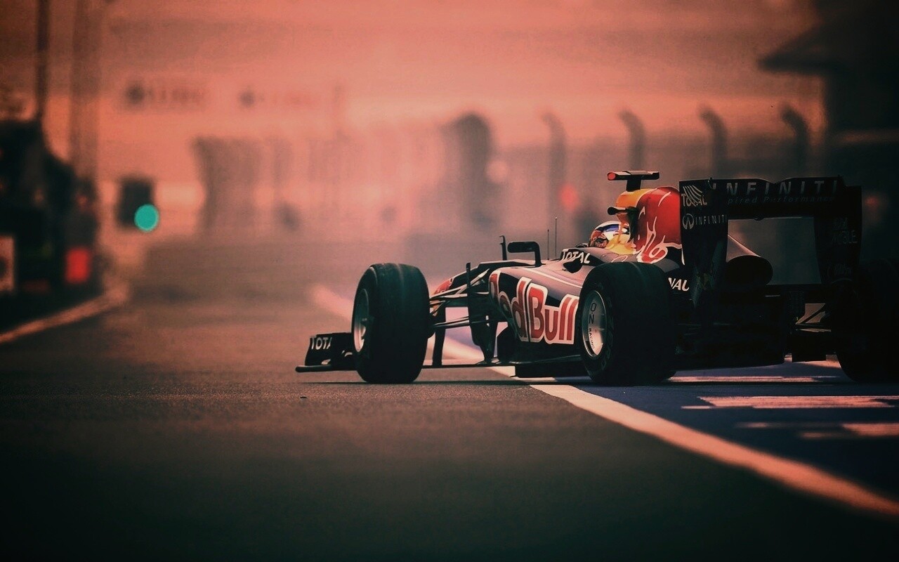 Болид выезжает на трассу обои