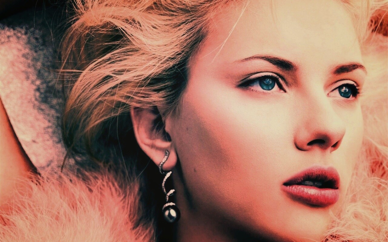 Скарлет Йохансон со змеиными серьгами обои