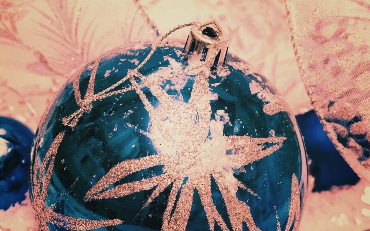 Синий елочный шар обои