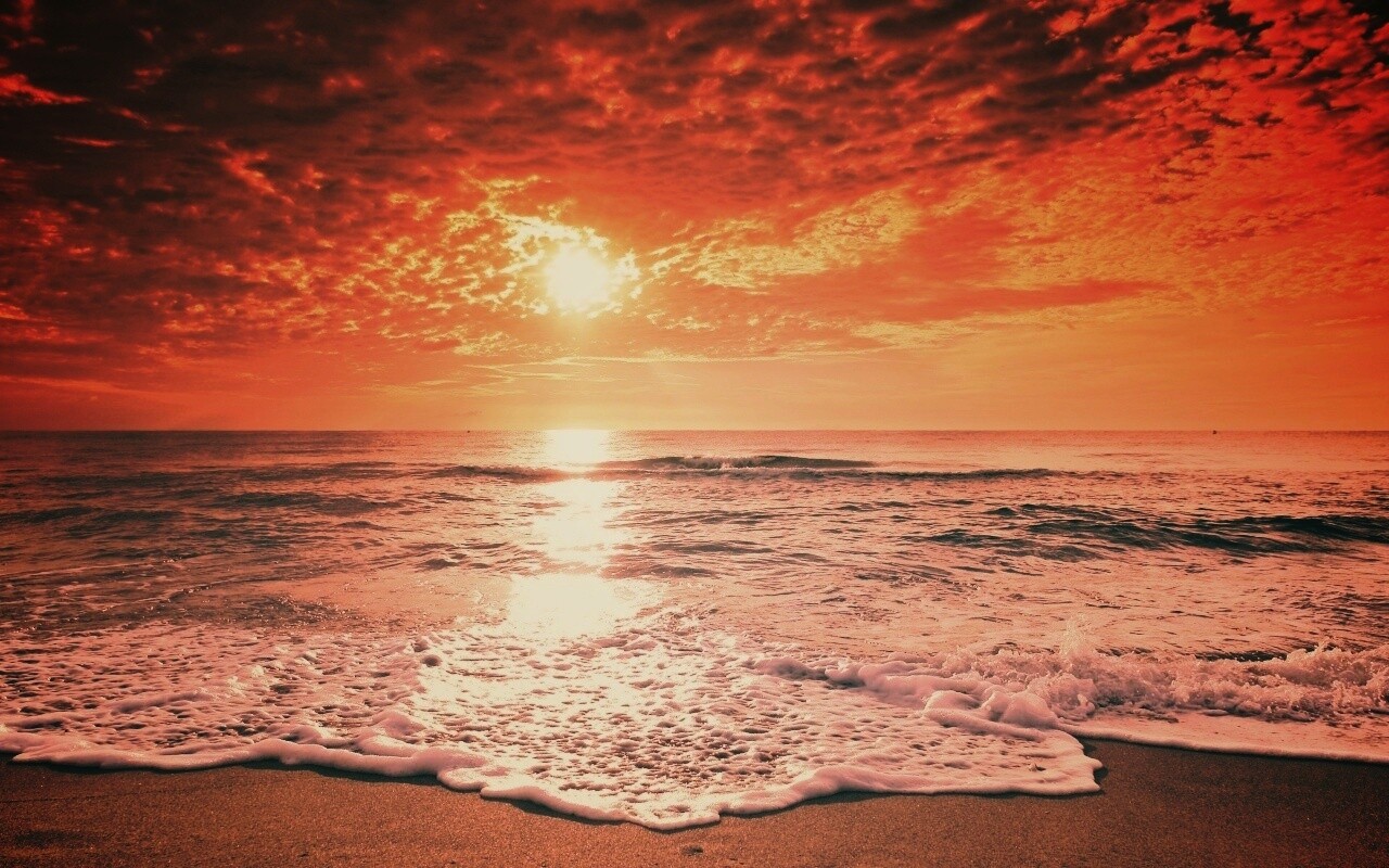 Берег моря в лучах заката обои
