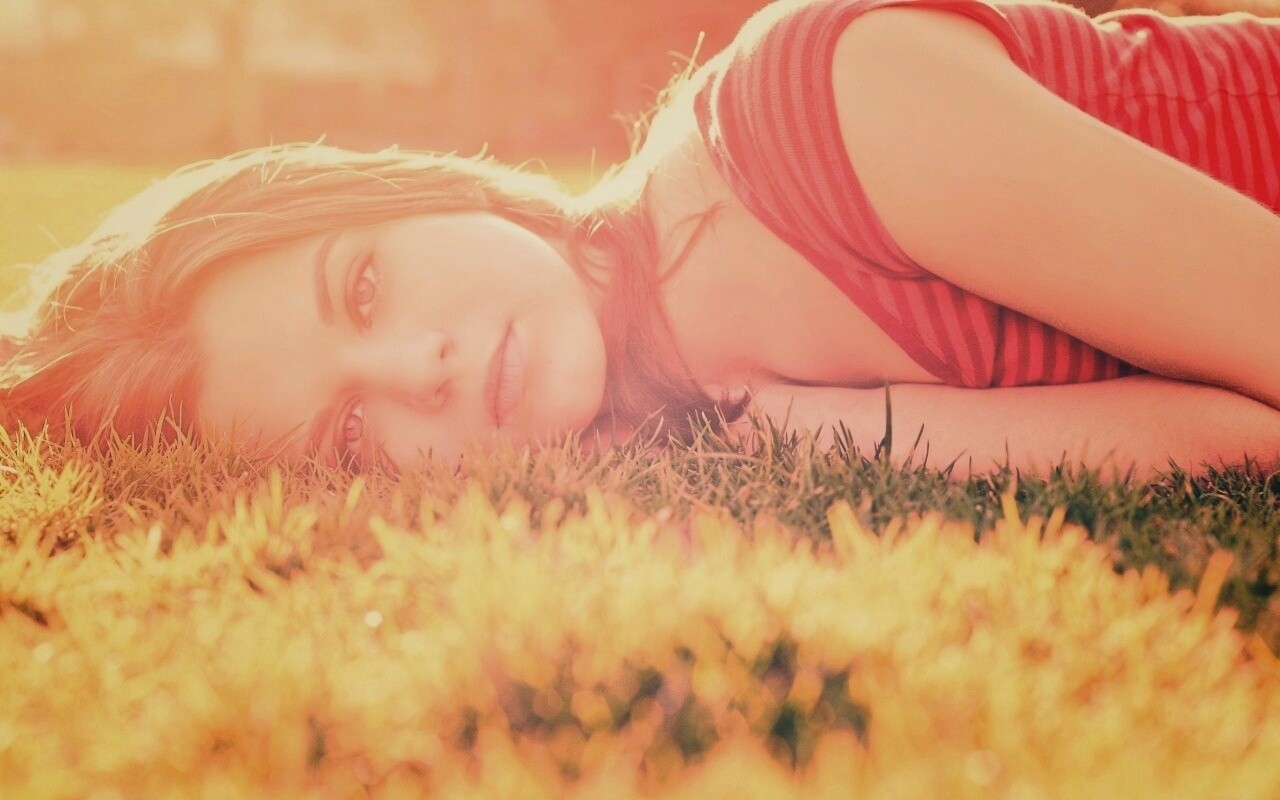 Девушка на траве обои