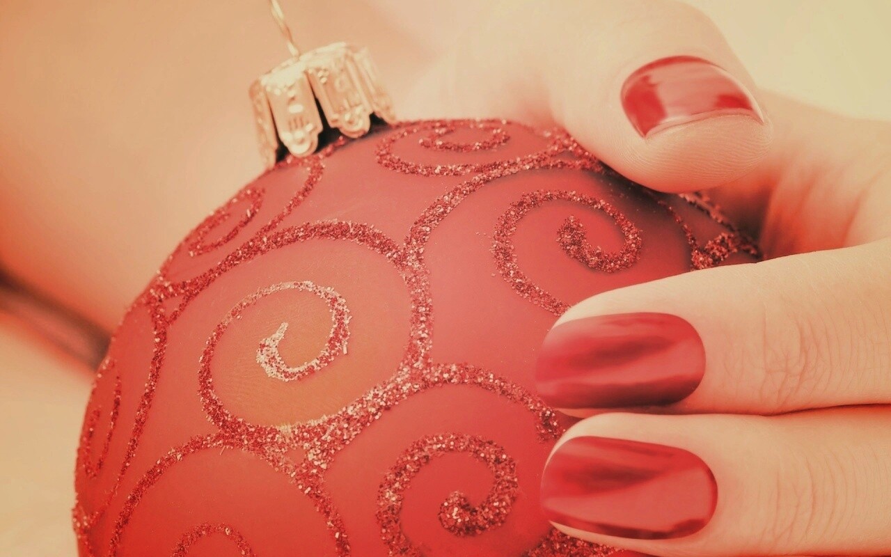 Елочная игрушка в руке обои