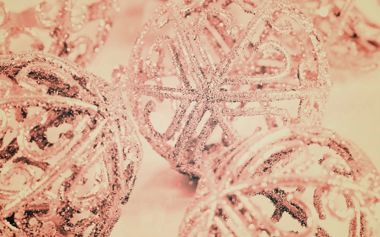 Серебрянные новогодние шары обои