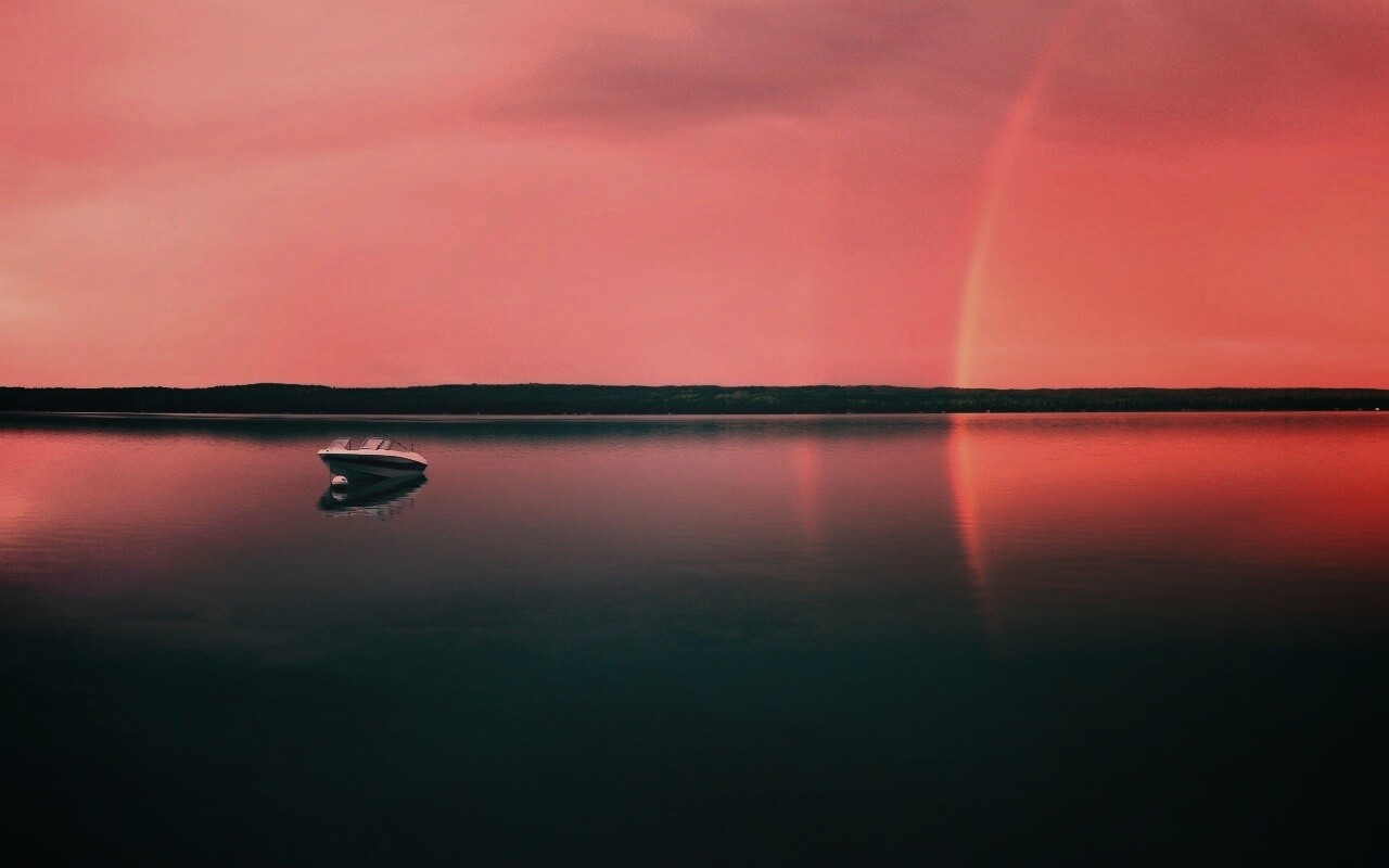 Катер на озере обои