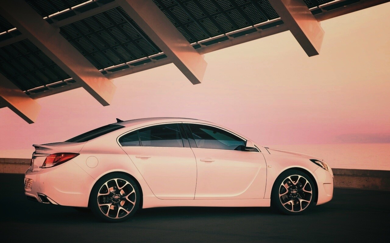 Белый седан под крышей обои