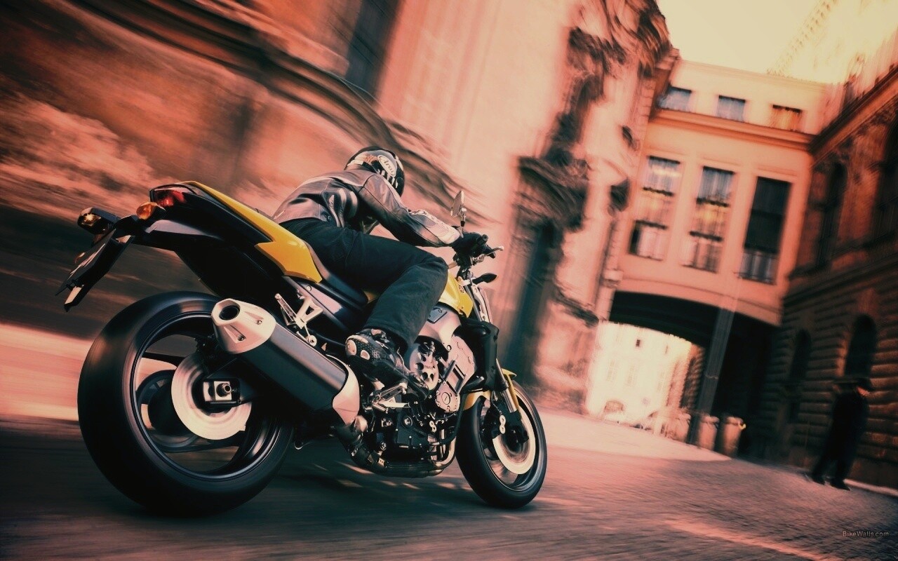 Ямаха и наездник на улицах города обои