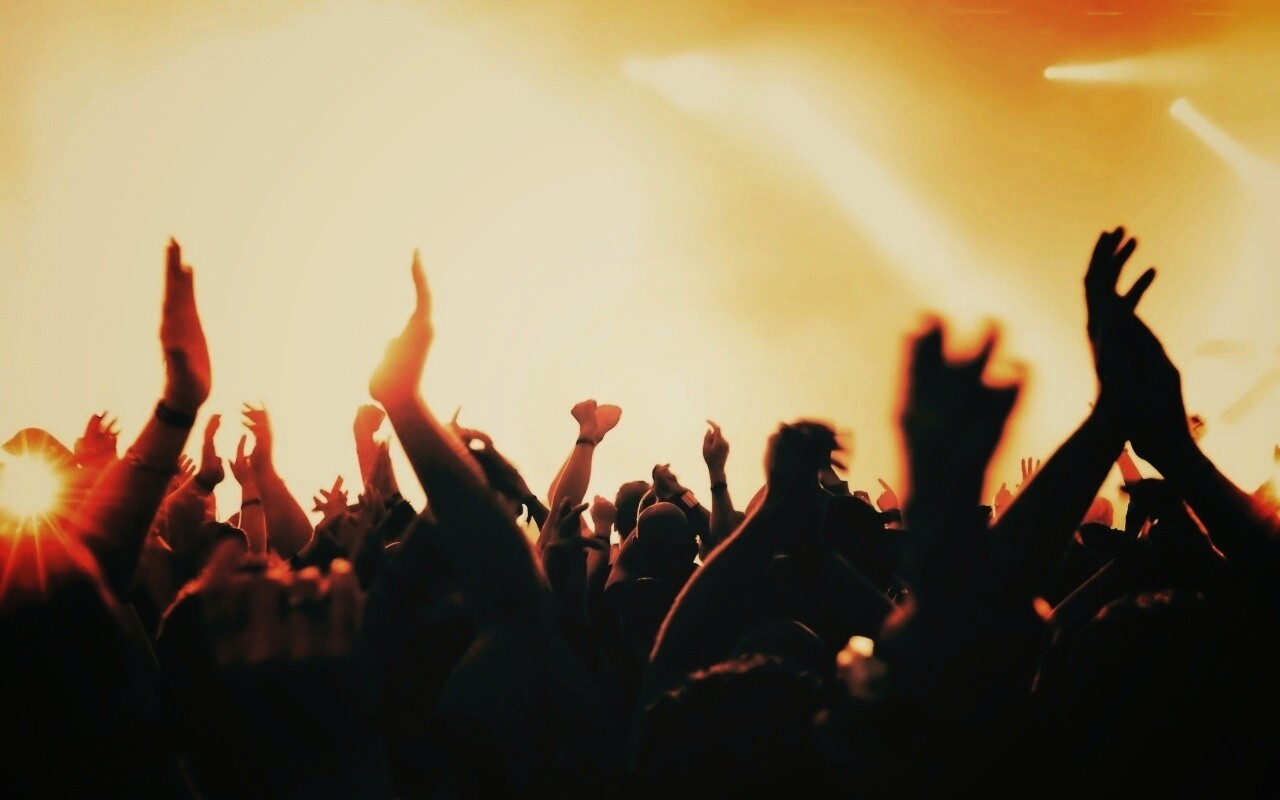 Руки людей на концерте обои