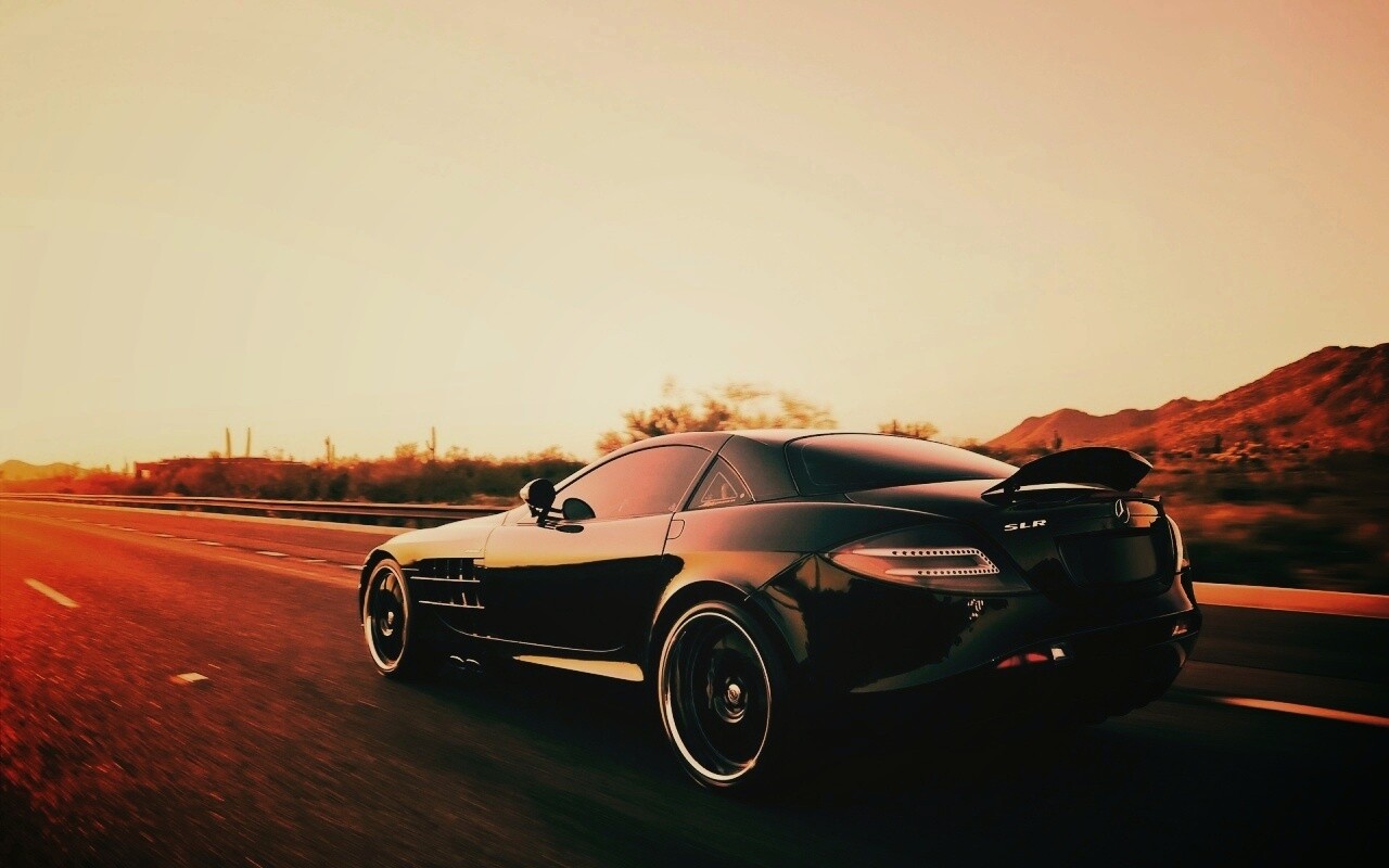 Черный автомобиль уезжает в закат обои