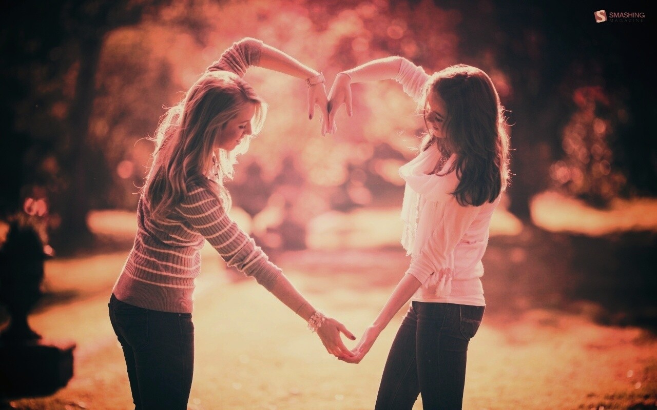 Две девушки и сердце из рук обои
