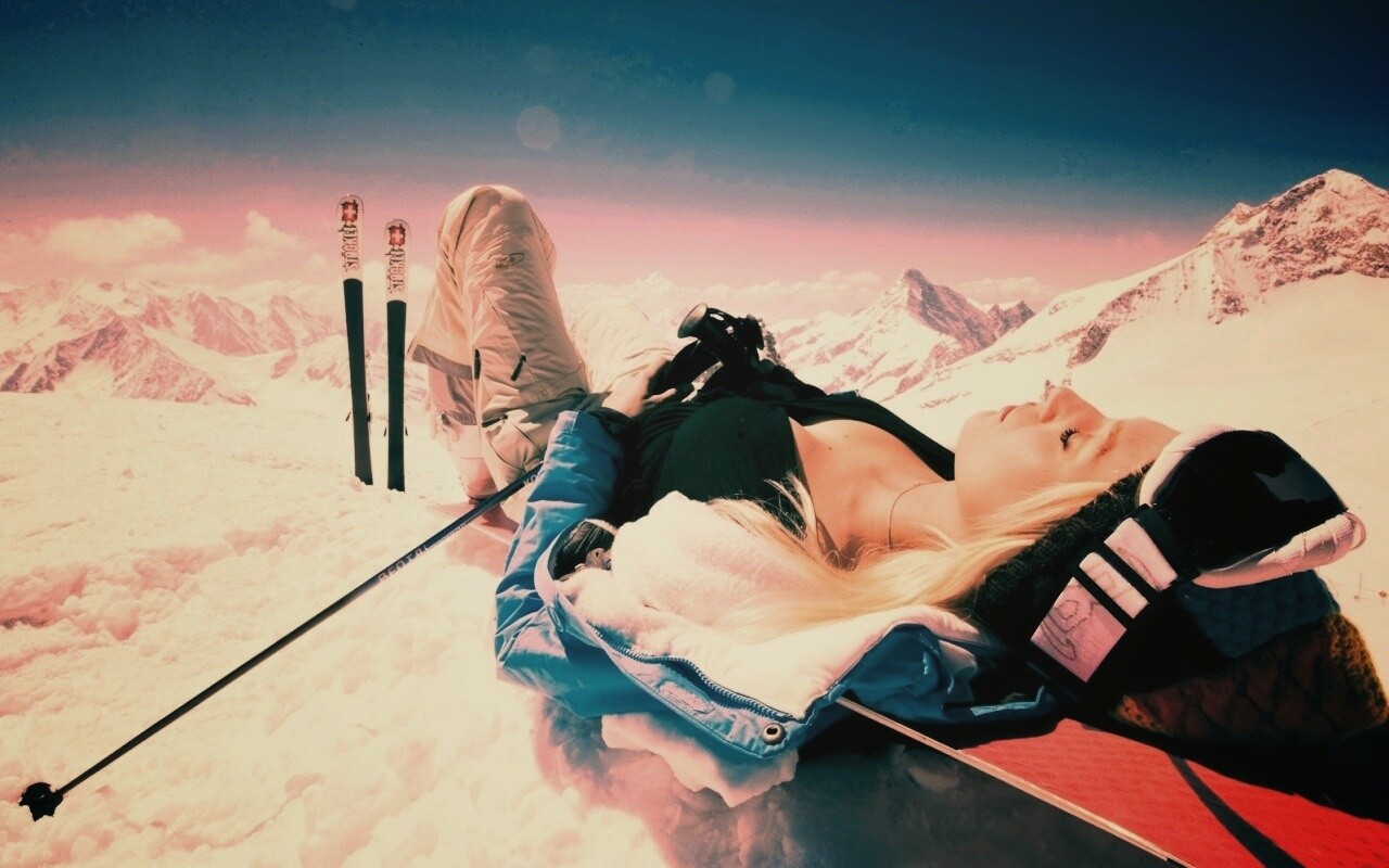 Лыжница отдыхает в горах обои