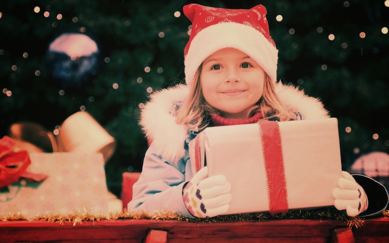 Ребенок с подарком обои