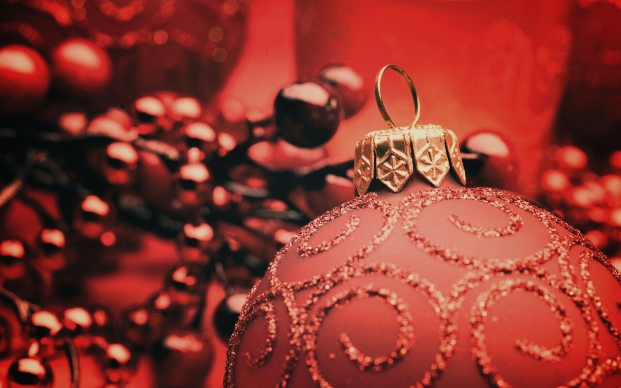 Красная ёлочная игрушка обои