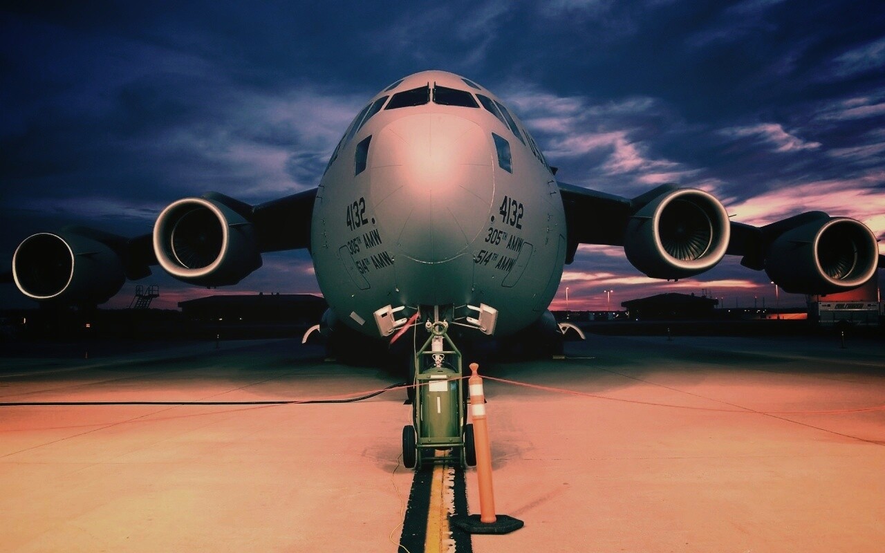 Самолет на взлетной полосе обои