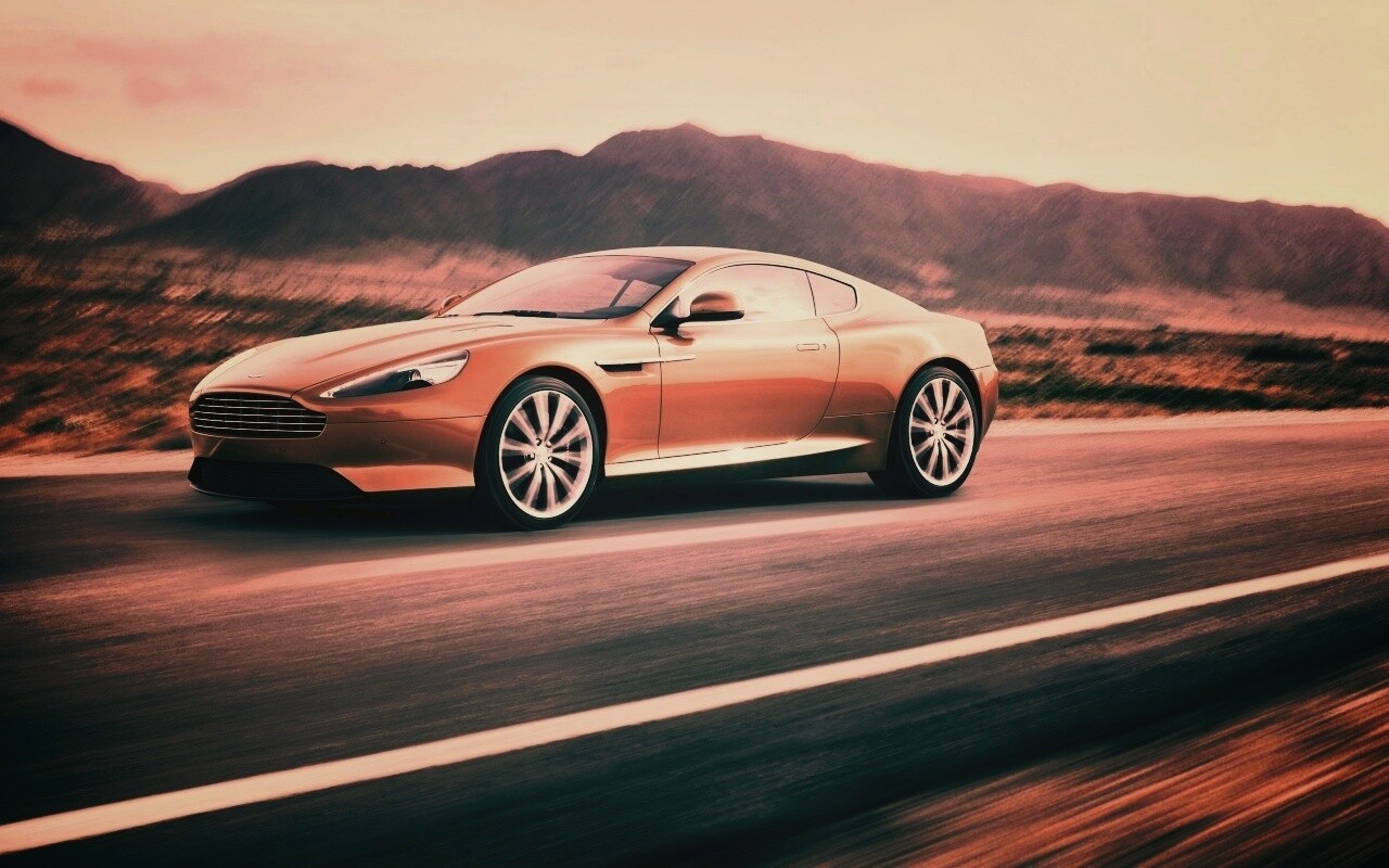 Астон Мартин на шоссе обои