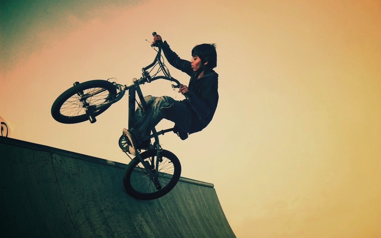 Мальчик на рампе обои