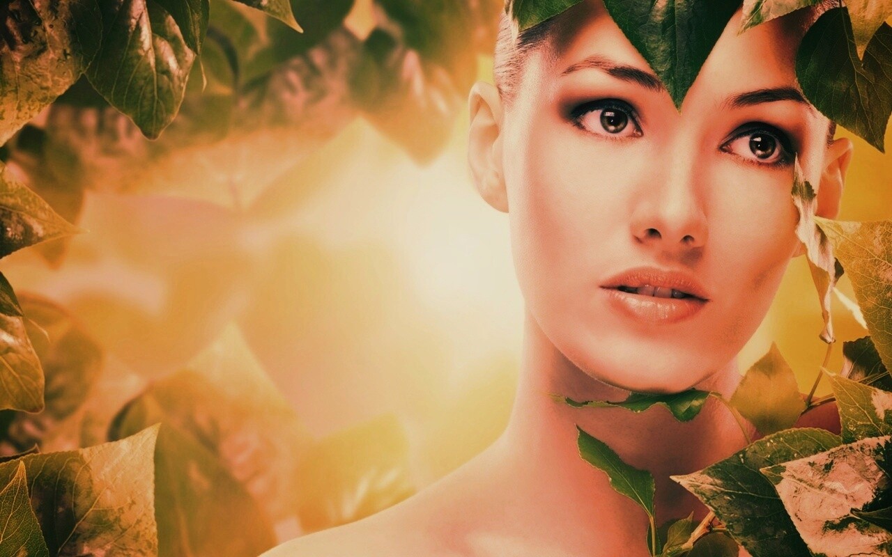 Девушка с зелеными листьями обои
