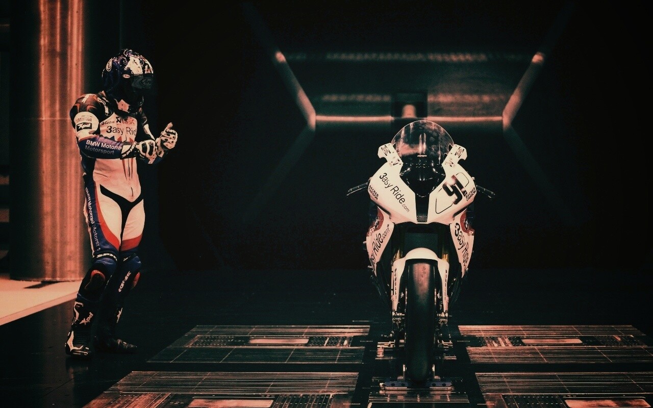 Мотоцикл на тестовом стенде обои