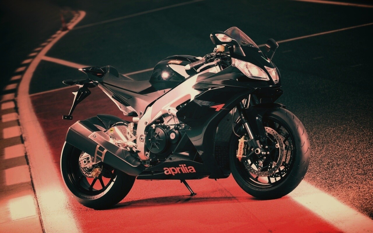 Aprilia на треке обои