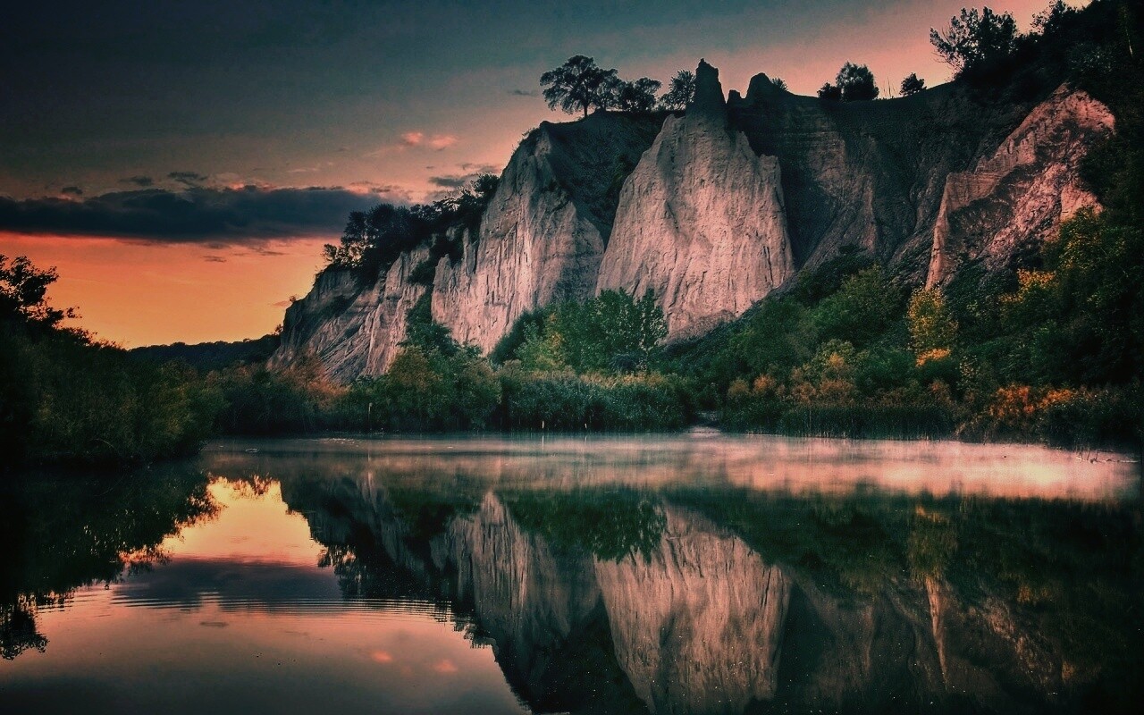 Скалы над озером обои