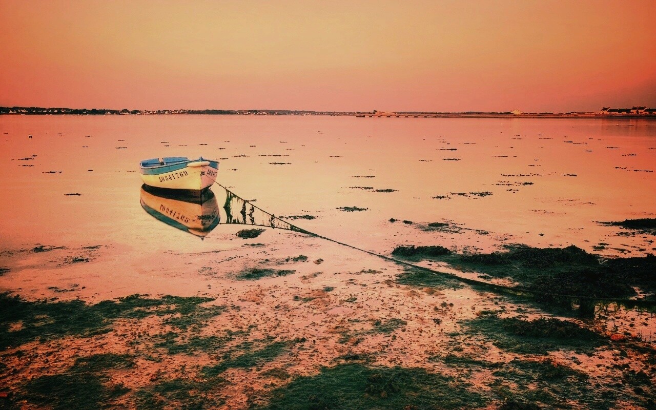 Лодка на илистом берегу обои