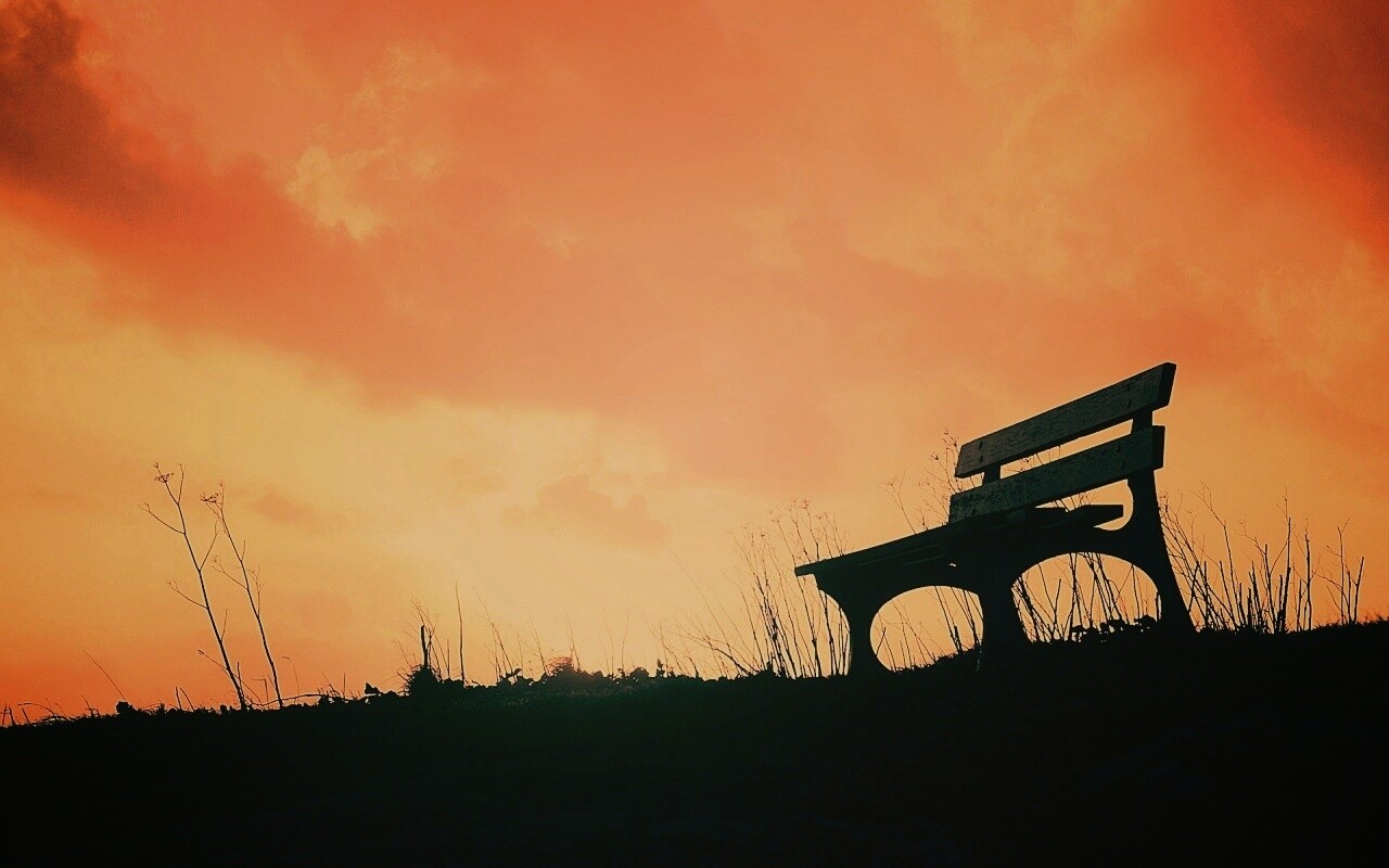 Силуэт скамейки на фоне неба обои