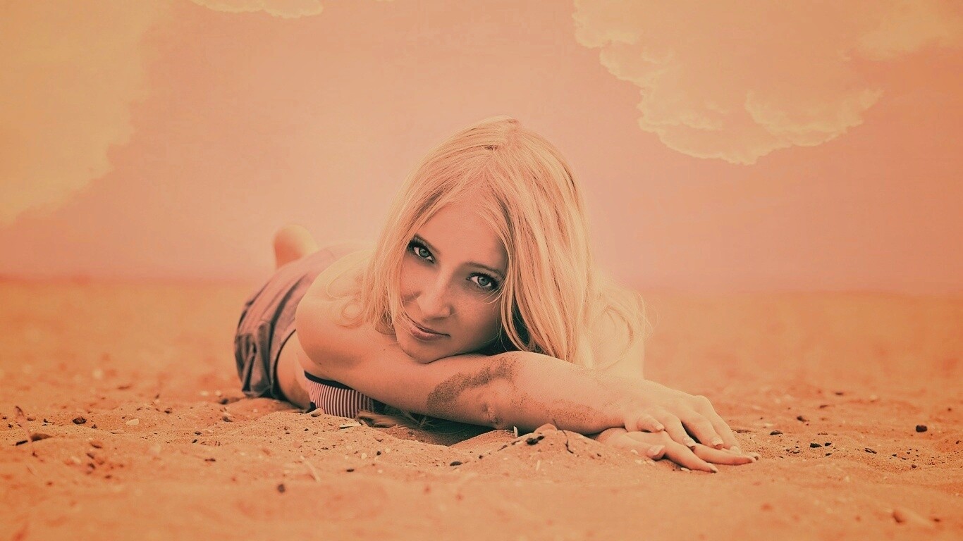 Девушка на пляже обои