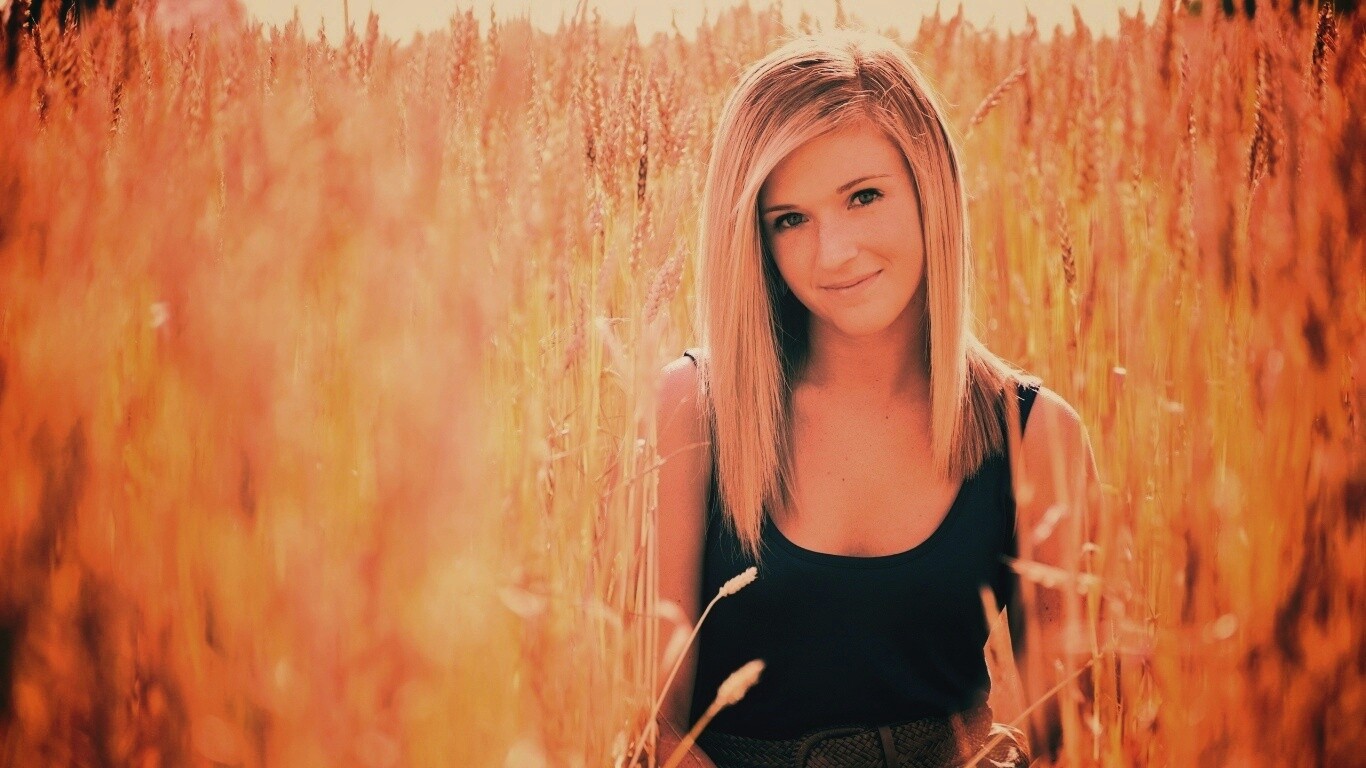 Девушка во ржи обои