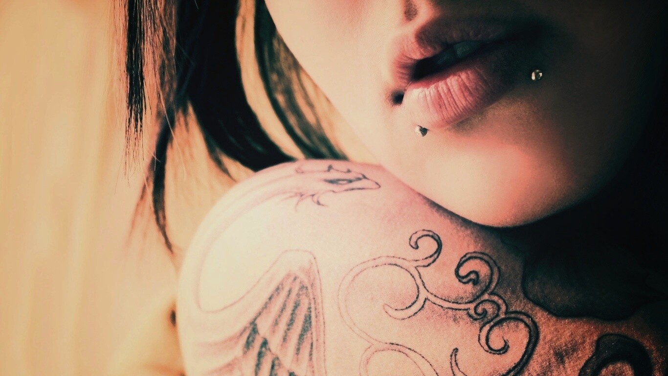 Плечо с татуировкой обои